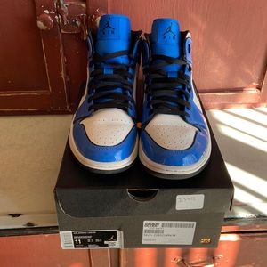 Jordan 1 mid- Signal blue